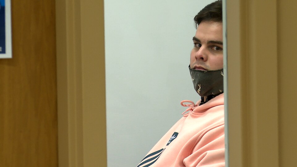 Kevin St-Onge regarde directement dans la lentille de la caméra, au palais de justice.