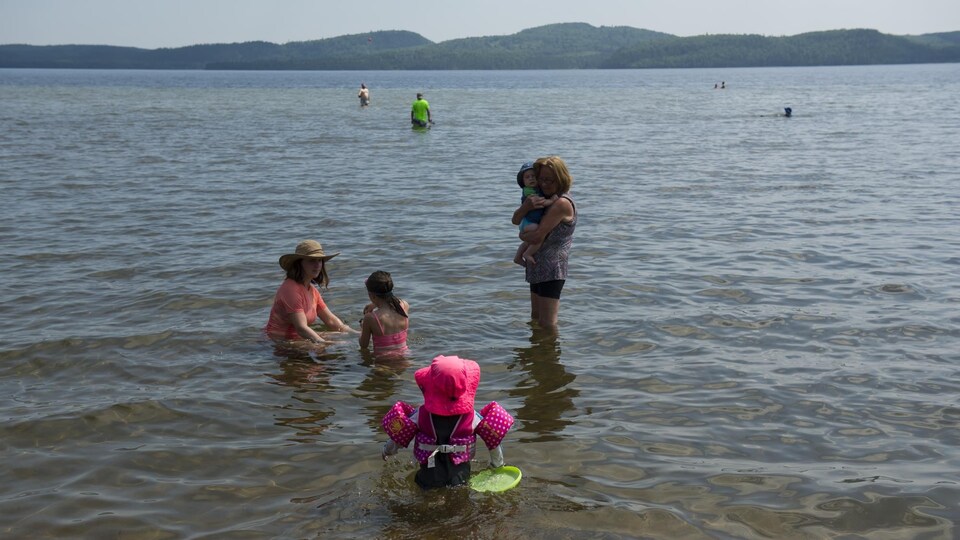 À la plage du lac Normand, les enfants peuvent marcher sur plusieurs centaines de mètres avant d’avoir de l’eau par-dessus la tête.