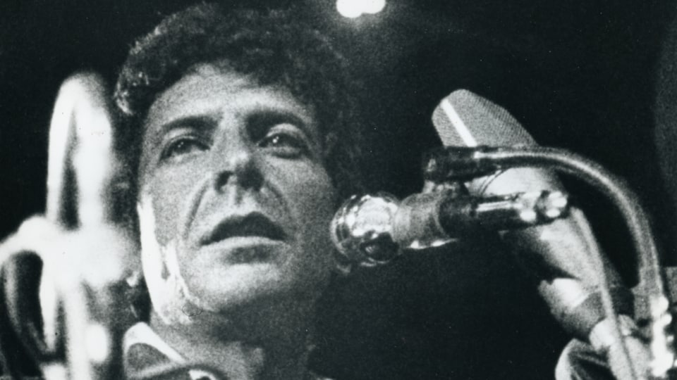 Leonard Cohen devant un micro.