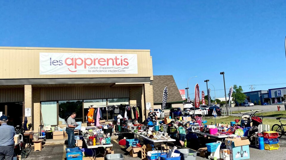 Le local des Apprentis lors d'une vente de garage qui a eu lieu en juin 2021.