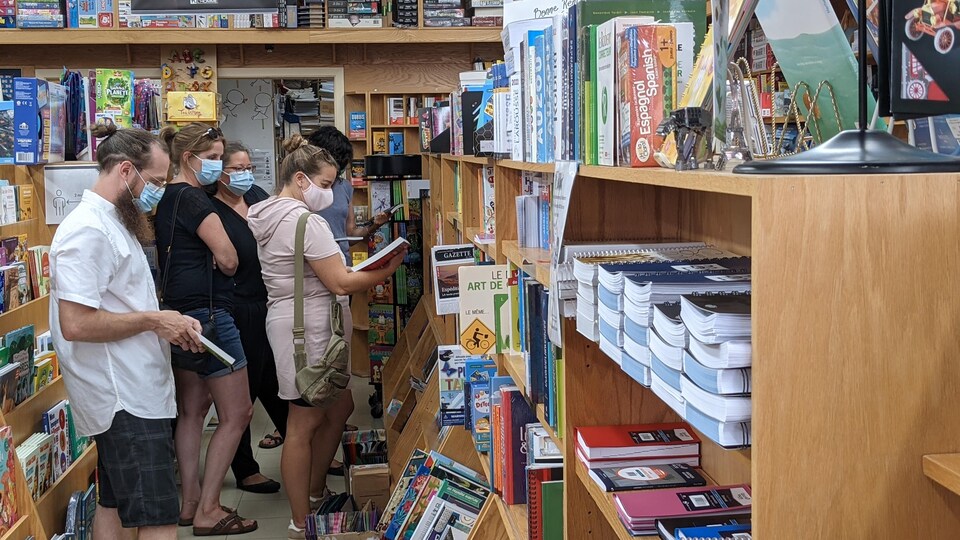 Des gens dans une librairie.
