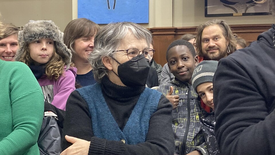 La directrice de Côté Scène, Lilie Bergeron, assiste à l'annonce officielle concernant la salle intermédiaire entourée d'enfants.