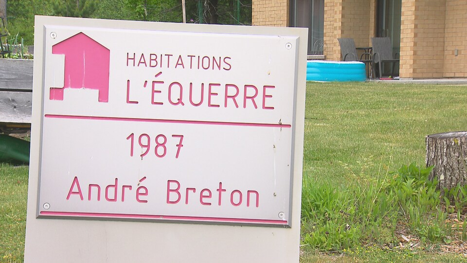 La pancarte des Habitations l'Équerre de Sherbrooke.