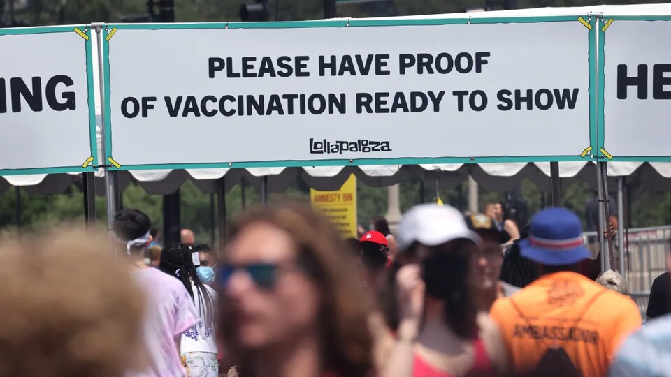 Une pancarte à l'entrée du festival demande aux spectateurs de présenter leur preuve de vaccination.