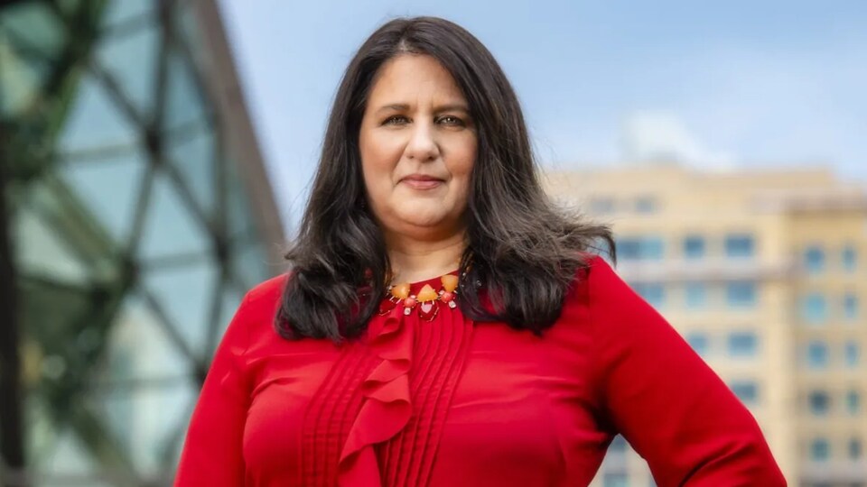Lynne Groulx pose devant l'objectif.