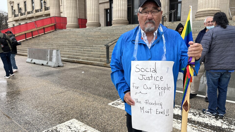 Membre de la Première Nation de Peguis, Carl McCorrister manifeste devant le Palais législatif du Manitoba, le 17 mai 2022.
