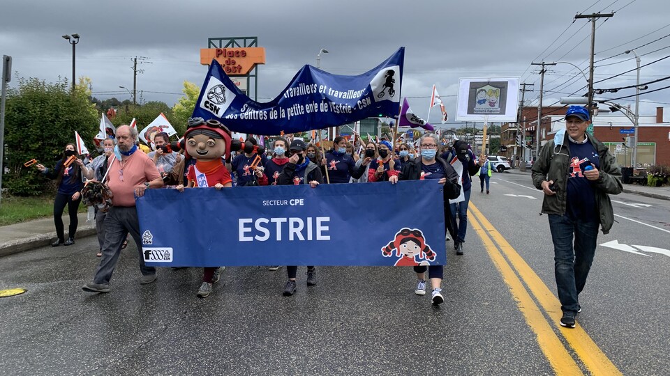 Des Centaines De Travailleurs En Cpe Manifestent A Sherbrooke Radio Canada Ca