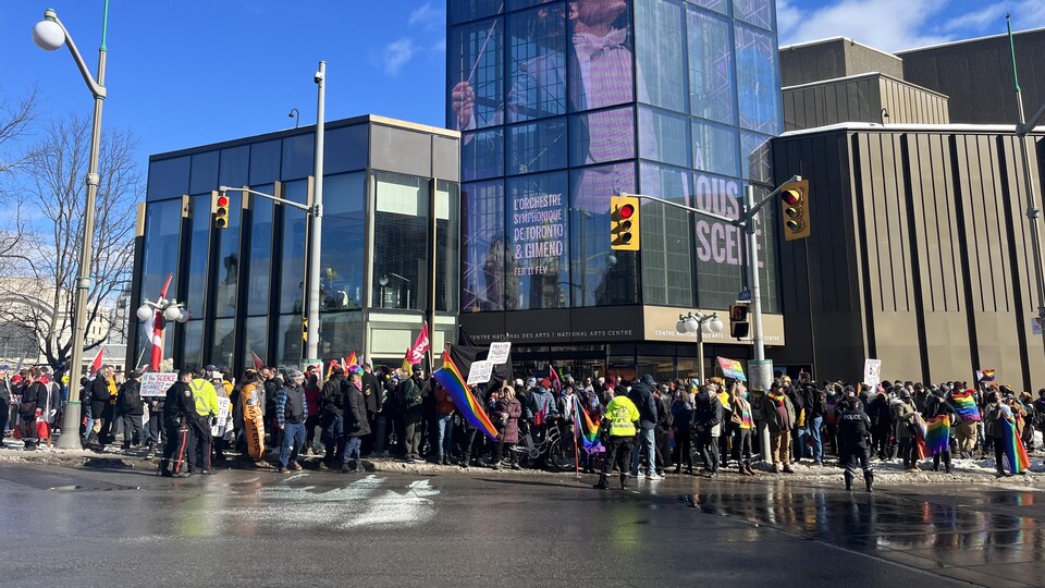 Des manifestants devant le Centre national des Arts à Ottawa.