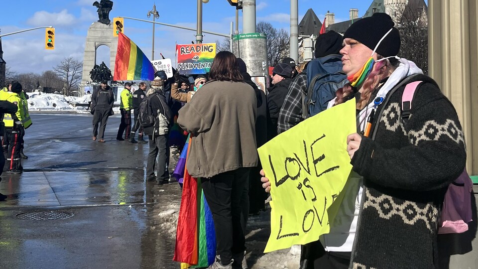 Des manifestants devant le Centre national des Arts à Ottawa.