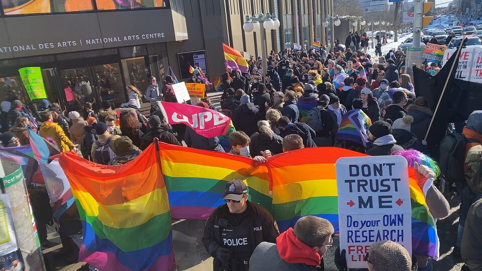 Des manifestants devant le Centre national des Arts à Ottawa.
