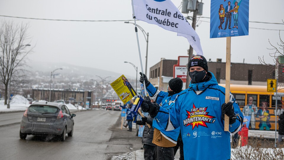 Manifestation des syndicats des secteurs de l’éducation et de l’enseignement supérieur de la région de l’Estrie, affiliés à la Centrale des syndicats du Québec, devant les bureaux de Geneviève Hébert, à Sherbrooke