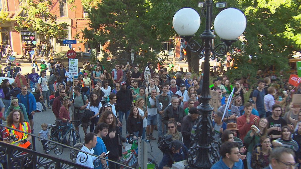 Des dizaines d'étudiants manifestent devant l'hôtel de ville de Sherbrooke.