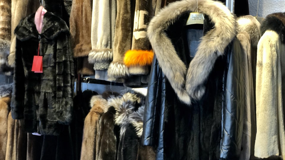 Des manteaux en boutiques.