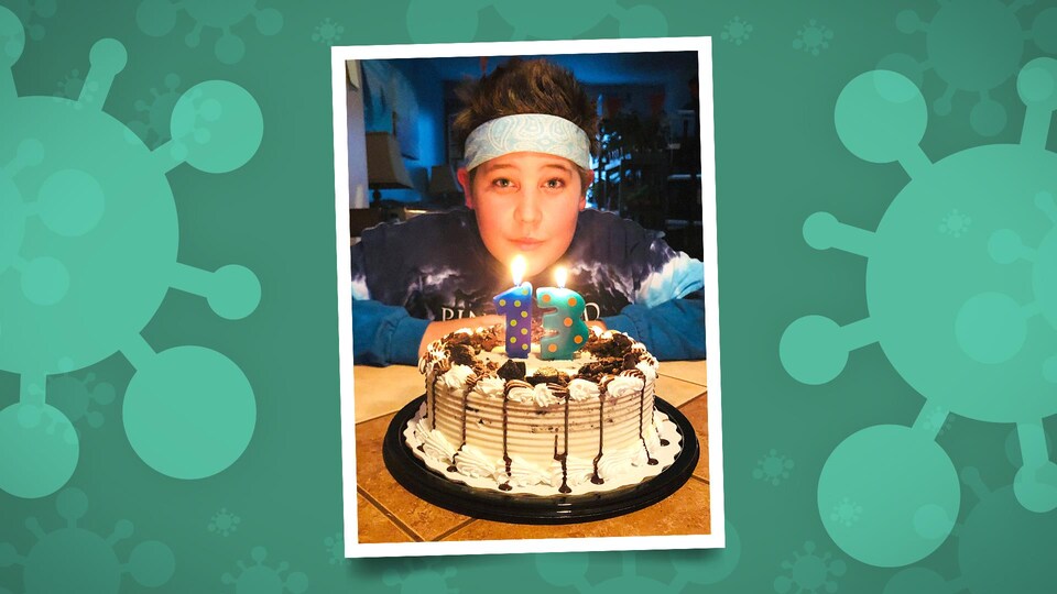 Marc-Étienne Kettenis devant un gâteau d'anniversaire avec des bougies qui forment le nombre « 13 ».