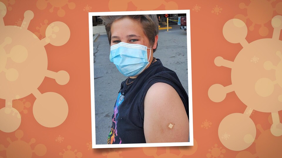 Un jeune garçon avec un masque qui démontre un pansement suite à un vaccin.