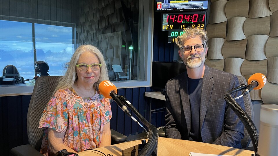 Marie Cadieux et Louis-Martin Savard dans un studio radio.