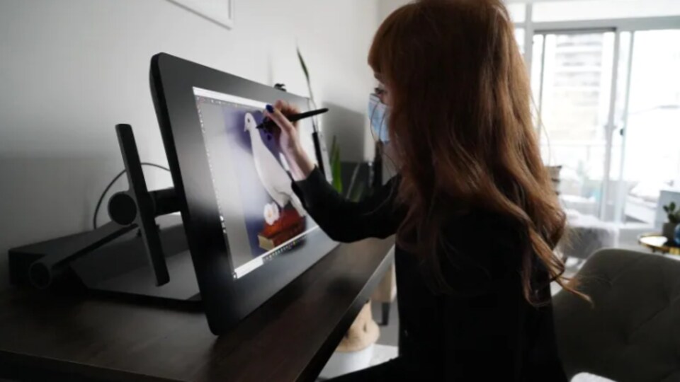La Dre Marisa Azad crée une œuvre sur une tablette graphique.