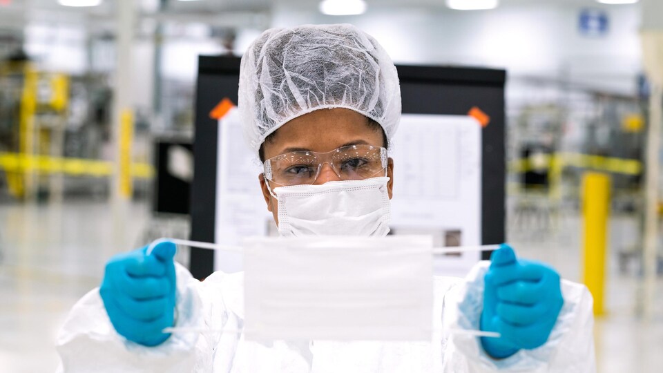 Workers begin final preparation for manufacturing Level 1 face masks Wednesday, April 1, 2019 at the General Motors facility in Warren, Michigan. (Photo by John F. Martin for General Motors)