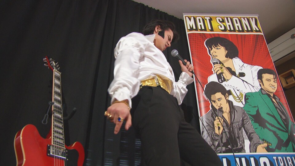 Un jeune personnificateur d’Elvis Presley en pleine performance musicale.