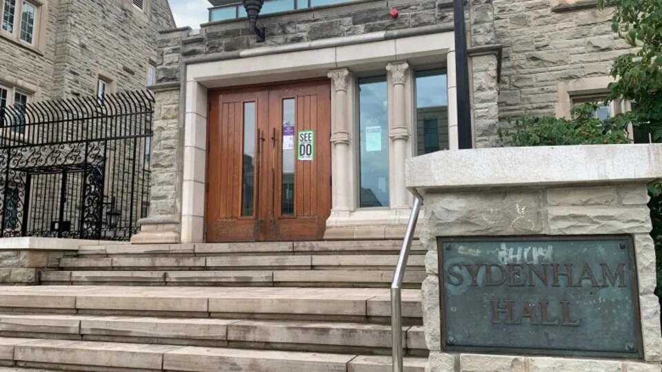 Une entrée du Hall Sydenham, à l'Université Western.