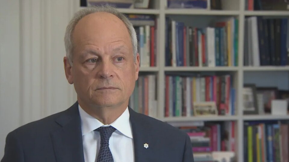 Le président de l'Université en gros plan.