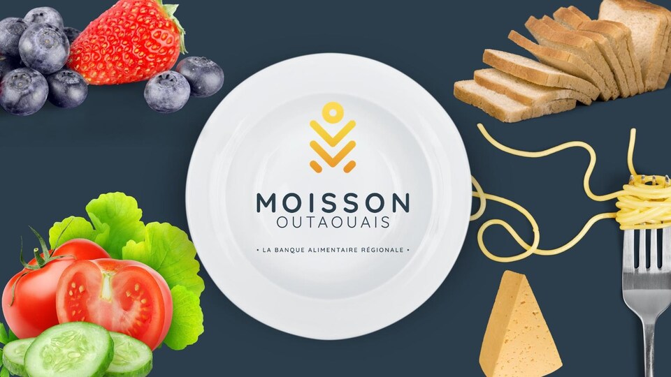Le logo de Moisson Outaouais dans le milieu d'une assiette entourée de divers aliments.