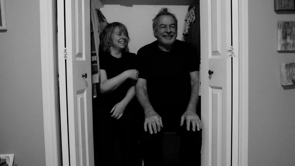 Monelle Doiron et Denis Lanteigne assis dans un garde-robe.