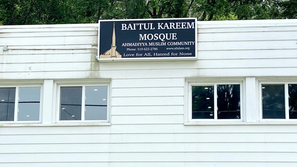Un écriteau installé à l'extérieur de la mosquée.
