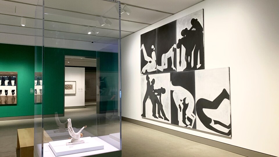Des oeuvres dans une salle d'exposition.