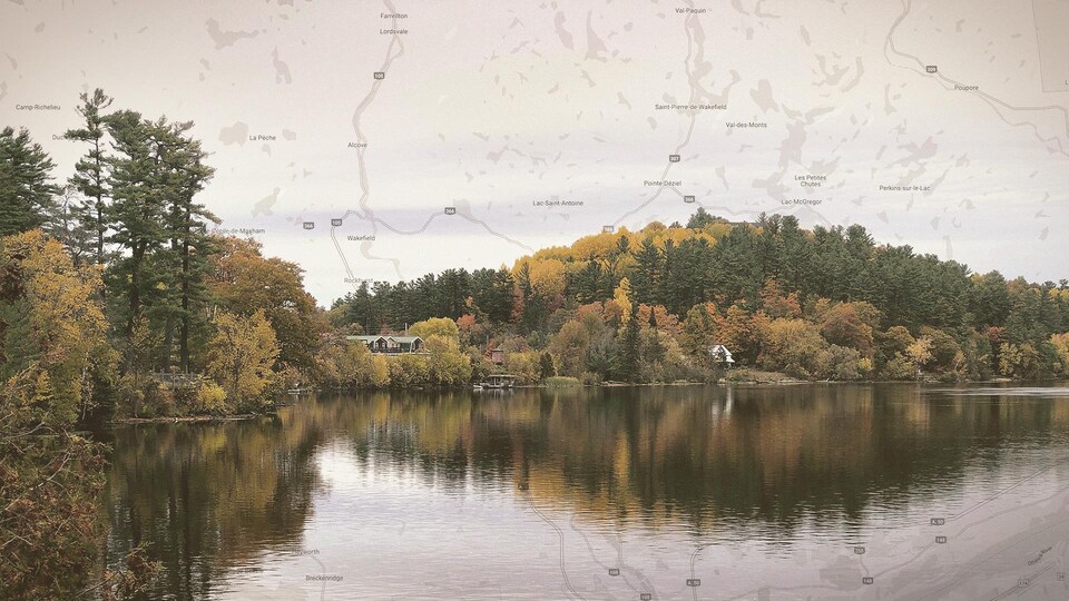 Montage photo d'un paysage d'un village et d'une forêt sur le bord d'un lac et une carte de la région des Collines-de-l'Outaouais.