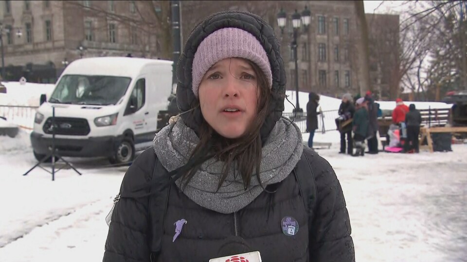 Myriam Lapointe-Gagnon en entrevue lors d'une manifestation à Québec en hiver.