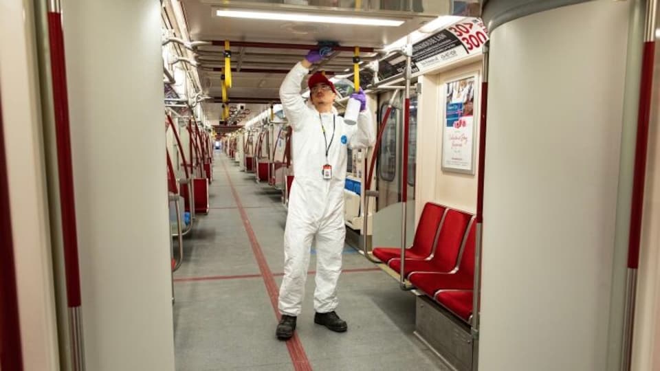 Un employé montre comment la CTT nettoie et désinfecte ses véhicules, ici une rame de métro.