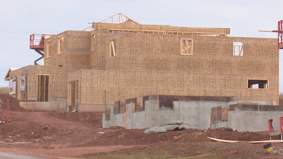 Un immeuble à appartements en construction. 