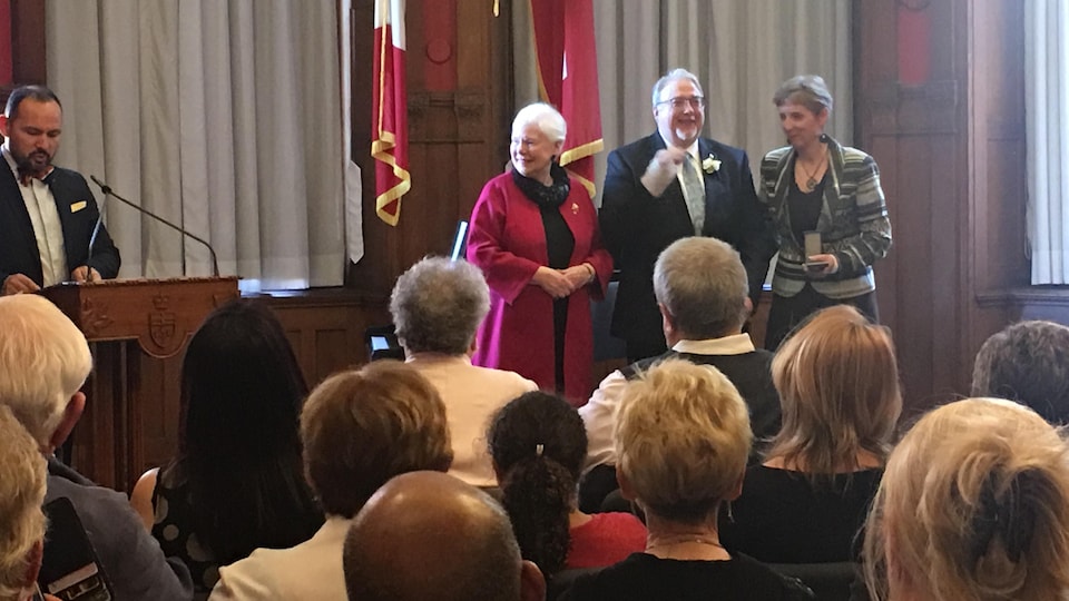 Le commissaire aux services en français de l'Ontario, François Boileau, reçoit l'Ordre de la Pléiade.