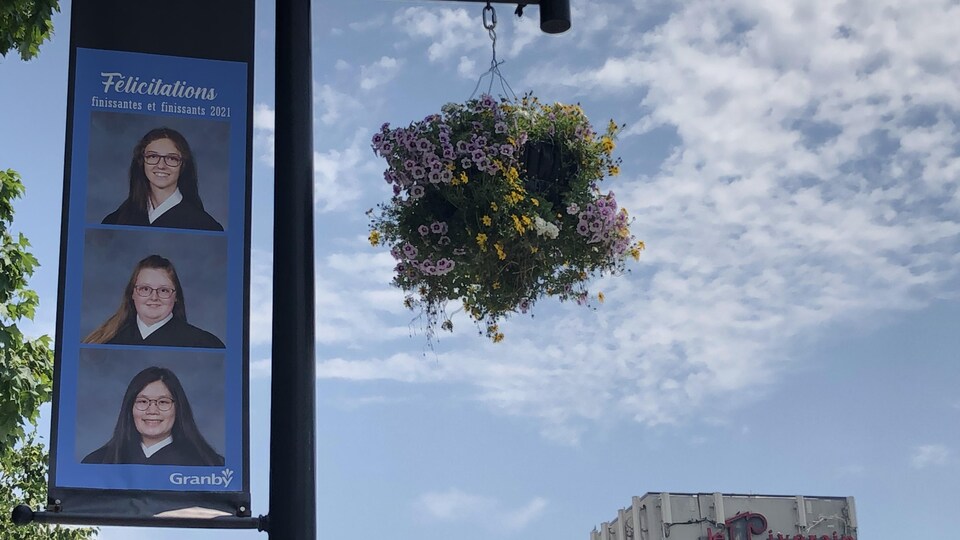 Des finissants affichés sur des oriflammes à Granby