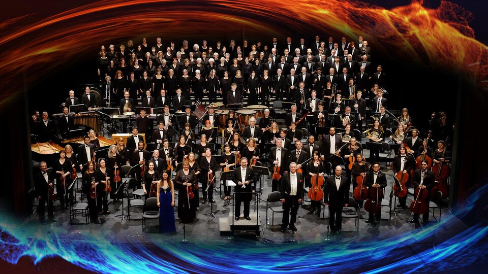 Plusieurs joueurs d'un orchestre debout avec leurs instruments.