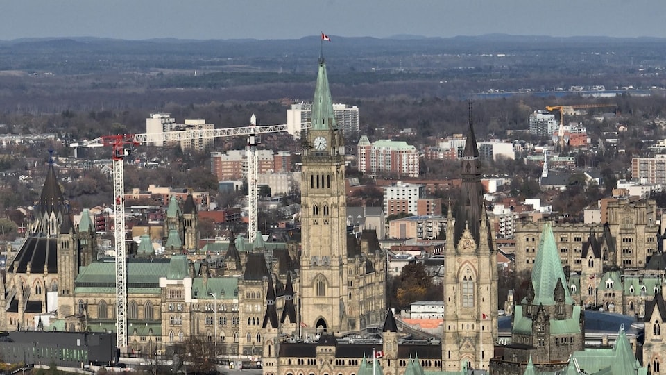 Une vue panoramique des édifices du parlement d'Ottawa.