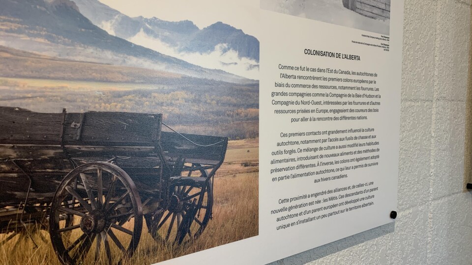 Un panneau d'information au Twisted Fork relate l'histoire de la colonisation de l'Alberta. 