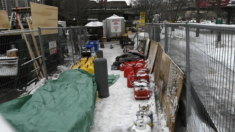 D'importantes quantités de carburant et de réservoirs de propane dans un parc enneigé