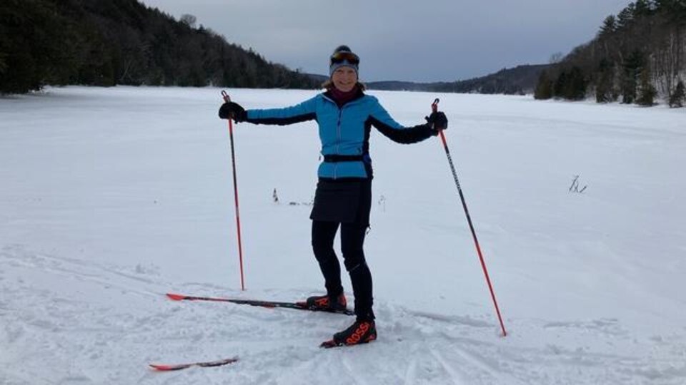 Roxane Parent sourit en faisant du ski de fond dans le parc de la Gatineau.