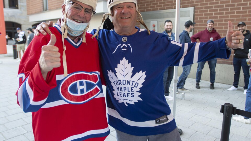 Un partisan des Canadiens de Montréal et un des Maple Leafs.