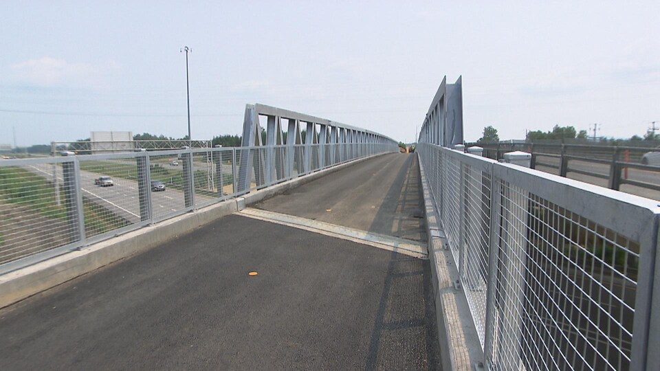 La passerelle de la route 220.
