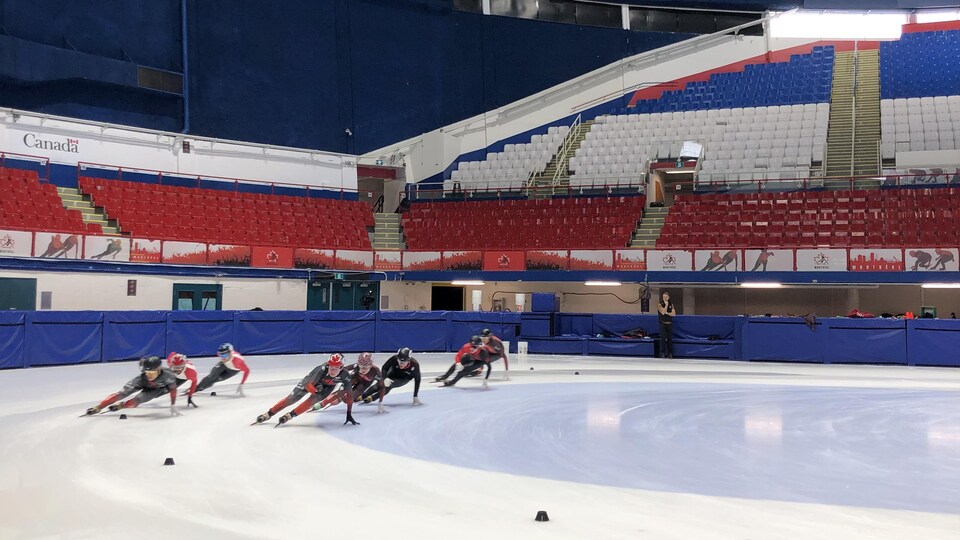 L'équipe canadienne de patinage de vitesse courte piste à l'entraînement.