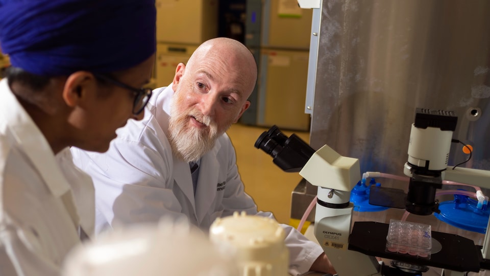 Paul Forsythe discute avec une personne dans un laboratoire.