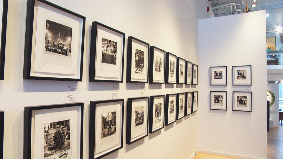 Des murs de salle d'exposition sur lequel se retrouvent plusieurs photographies.