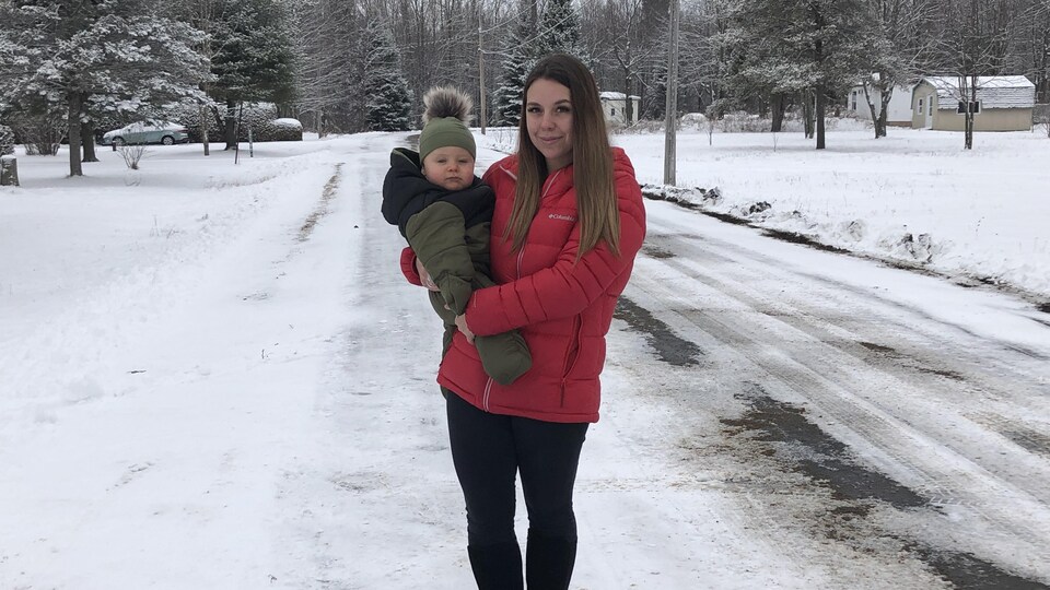 Megan Beauchemin, une résidente de Saint-Samuel dans le Centre-du-Québec, avec son fils Théo.