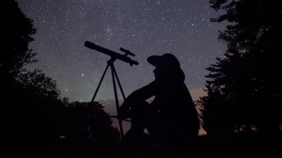 Un astronome amateur attend que la pluie de météorites des Perséides commence près de Bobcaygeon, en Ontario.
