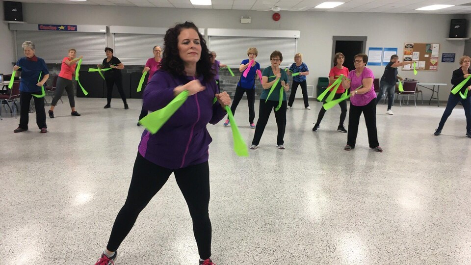 Groupe de femmes participant à une session d'activités physiques.