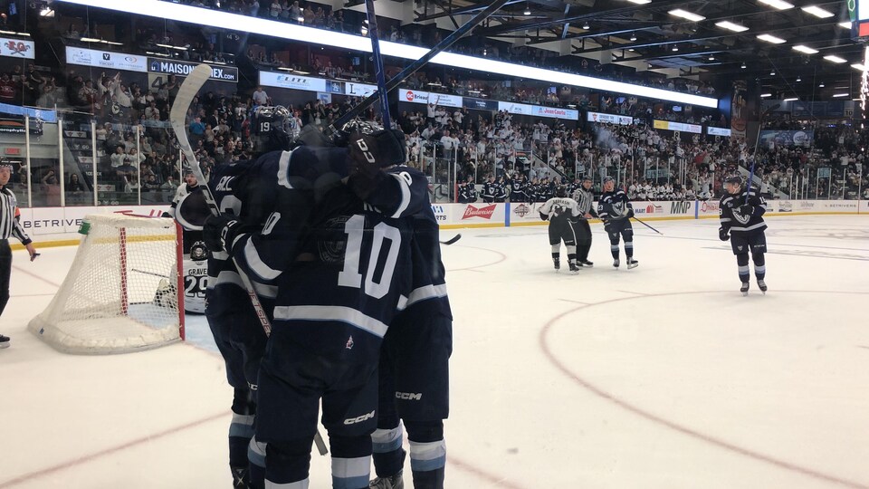 Les joueurs du Phoenix célèbrent après un but marqué.
