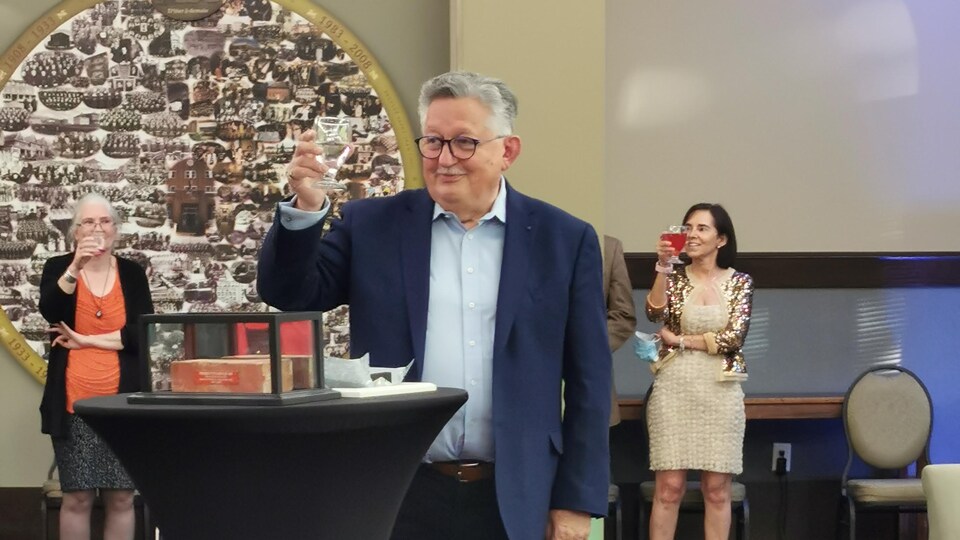 Pierre-Yves Mocquais lève son verre pour un toast.